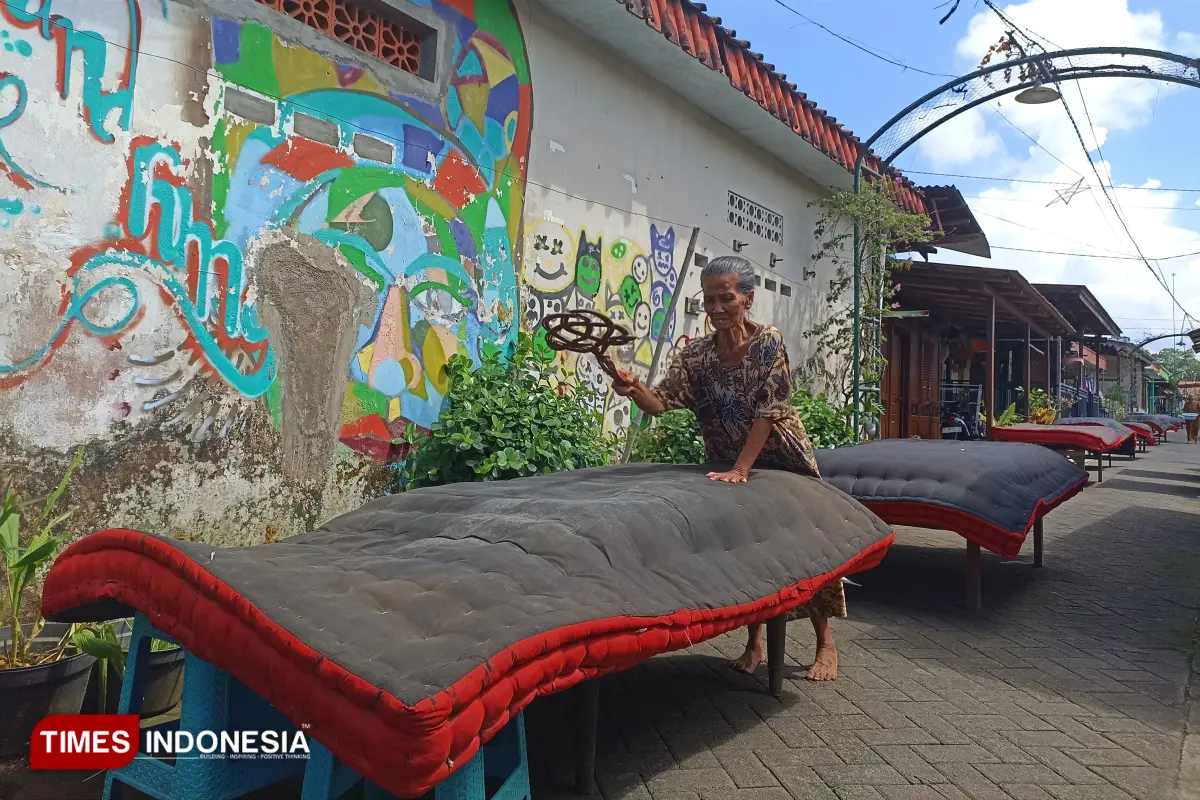 Menengok Makna Tradisi Mepe Kasur Suku Osing Banyuwangi