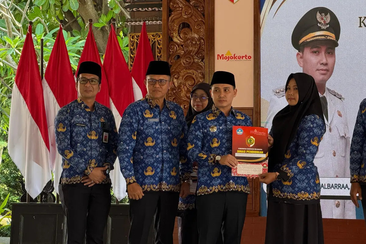 Bupati Mojokerto Serahkan Petikan Surat Keputusan kepada 147 Kepala Sekolah