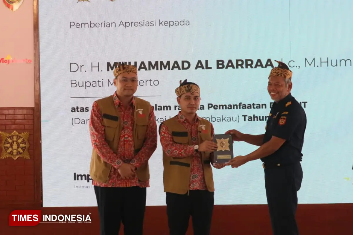 Bupati Mojokerto Terima Penghargaan Bea Cukai Jatim