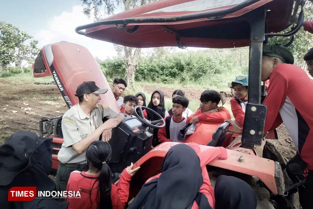 Serunya Belajar Traktor dan Mesin Tanam! 125 Siswa SMKN 1 Malang Praktik Langsung di Polbangtan