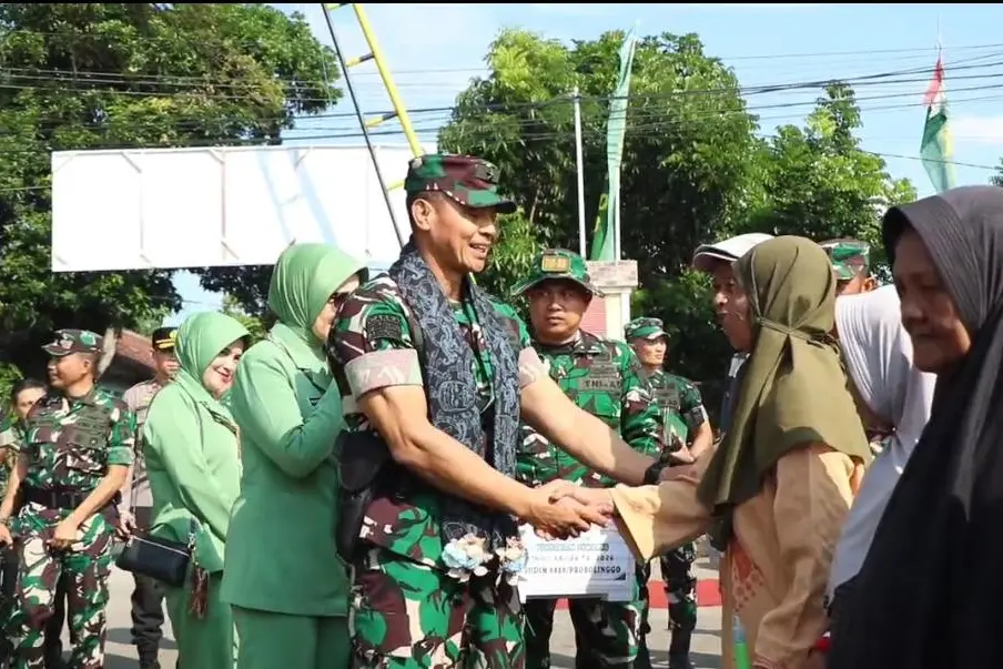 Kasdam VBrawijaya Tutup TMMD 128 Probolinggo, Warga Desa Brabe Terima Bantuan Sembako