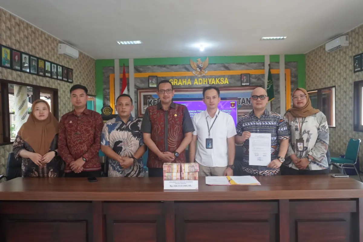 Terdakwa Korupsi Proyek Banjir Grindulu Kembalikan Uang Kerugian Negara Rp566 Juta ke Kejari Pacitan
