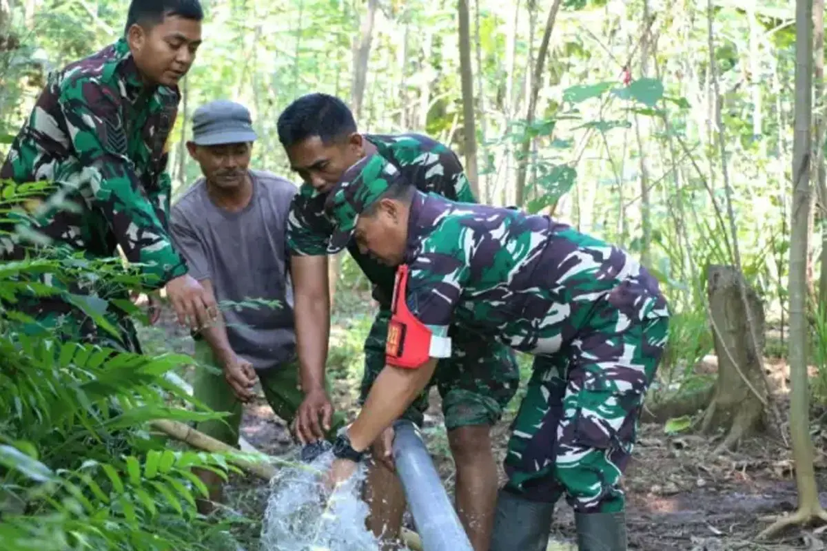 Dari Jalan Desa hingga Air Bersih, Gotong Royong TMMD 128 Probolinggo Mengubah Brabe