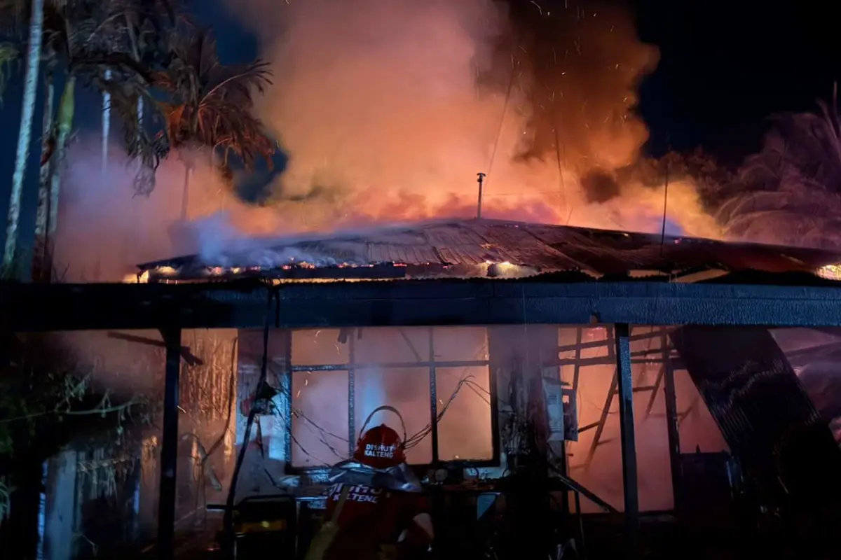 Toko Kopi Bumi Cafe di Jalan Kutilang Palangka Raya Hangus Terbakar