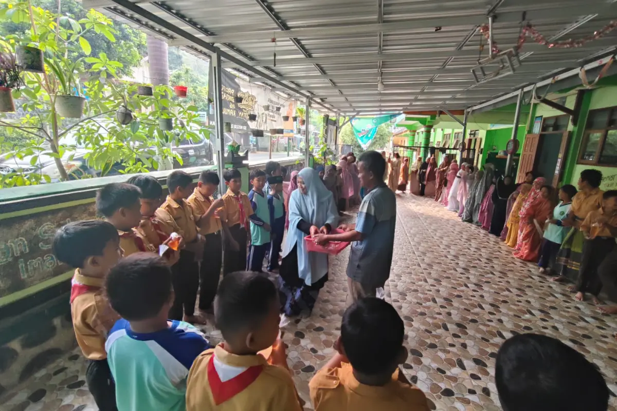 Program Jumat Manis SDN 2 Gedangan Pacitan, Guru Patungan Bagikan Manisan untuk Siswa