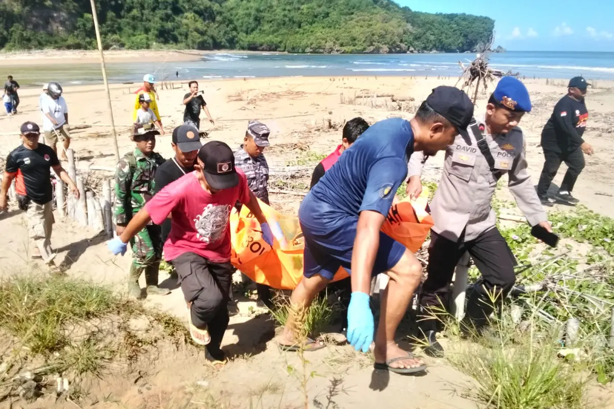 Terseret Ombak, Warga Ploso Pacitan Ditemukan Meninggal di Pantai Pancer Door