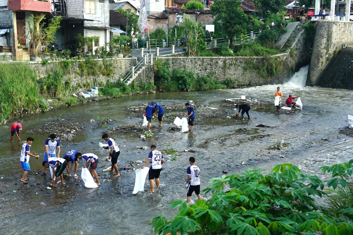 Sungai Code Dibersihkan, Wali Kota Yogyakarta Ajak Mahasiswa Jadi Agen Perubahan Lingkungan