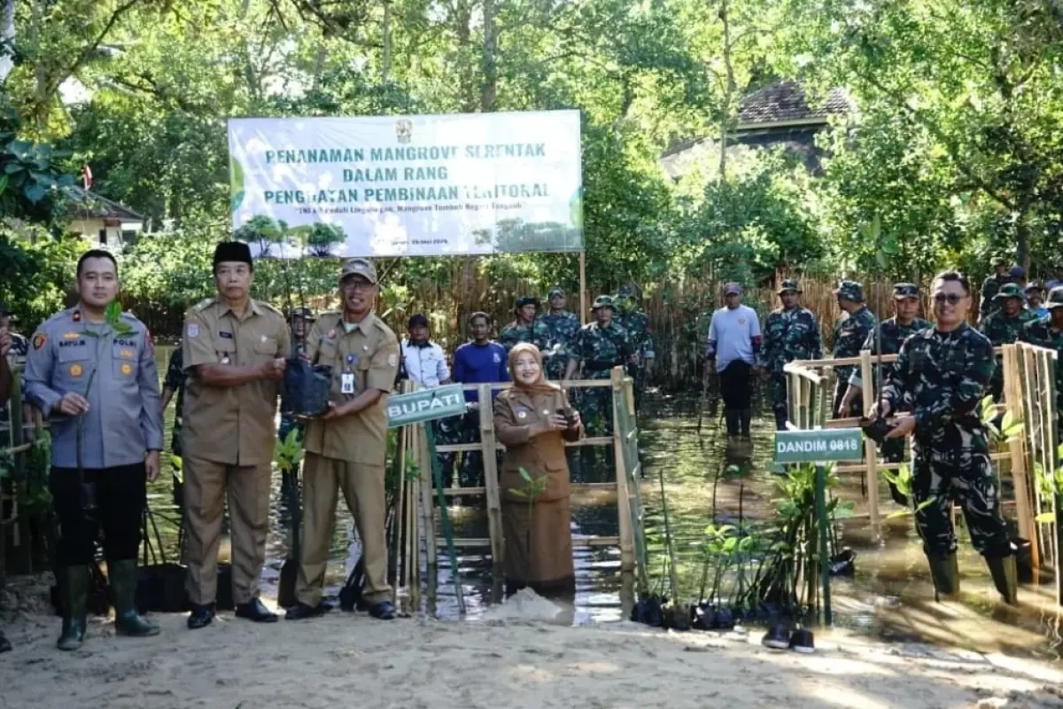 Kodim 0818 Malang-Batu Tanam 500 Mangrove di Pantai Ngliyep