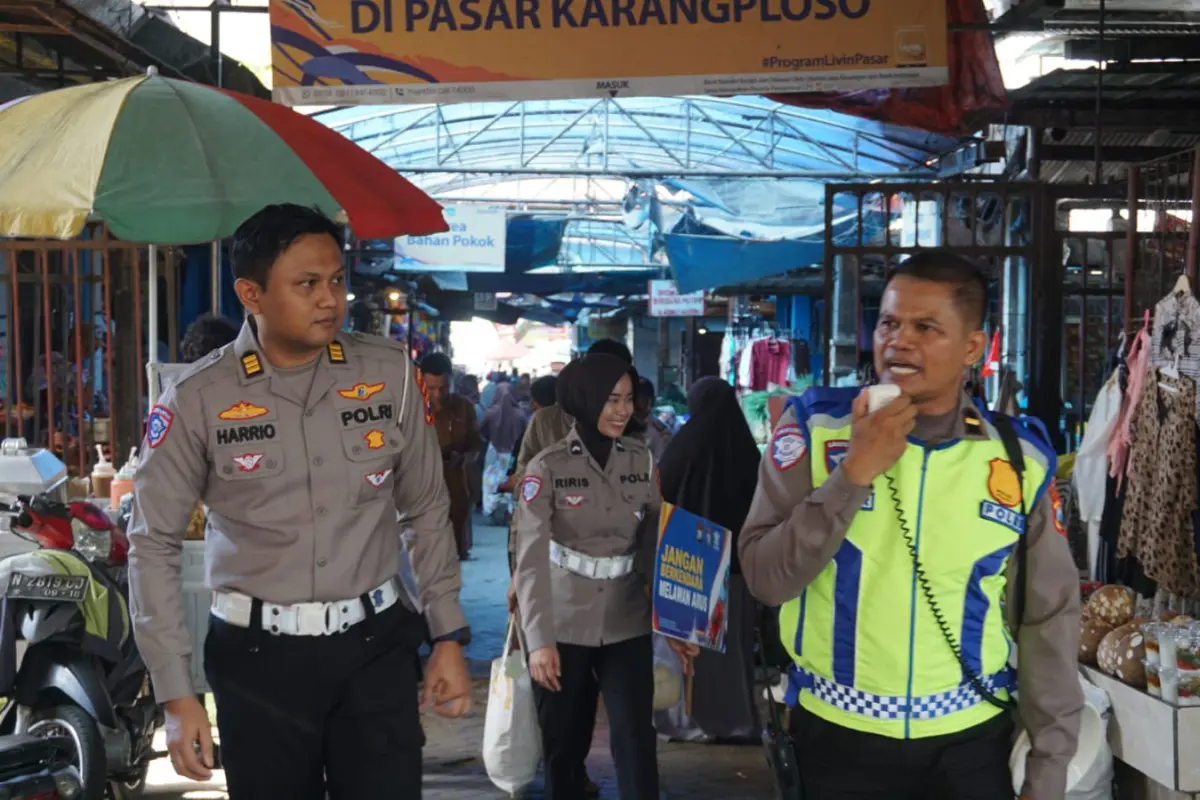 Satlantas Polres Malang Blusukan Pasar Edukasi Keselamatan Berkendara