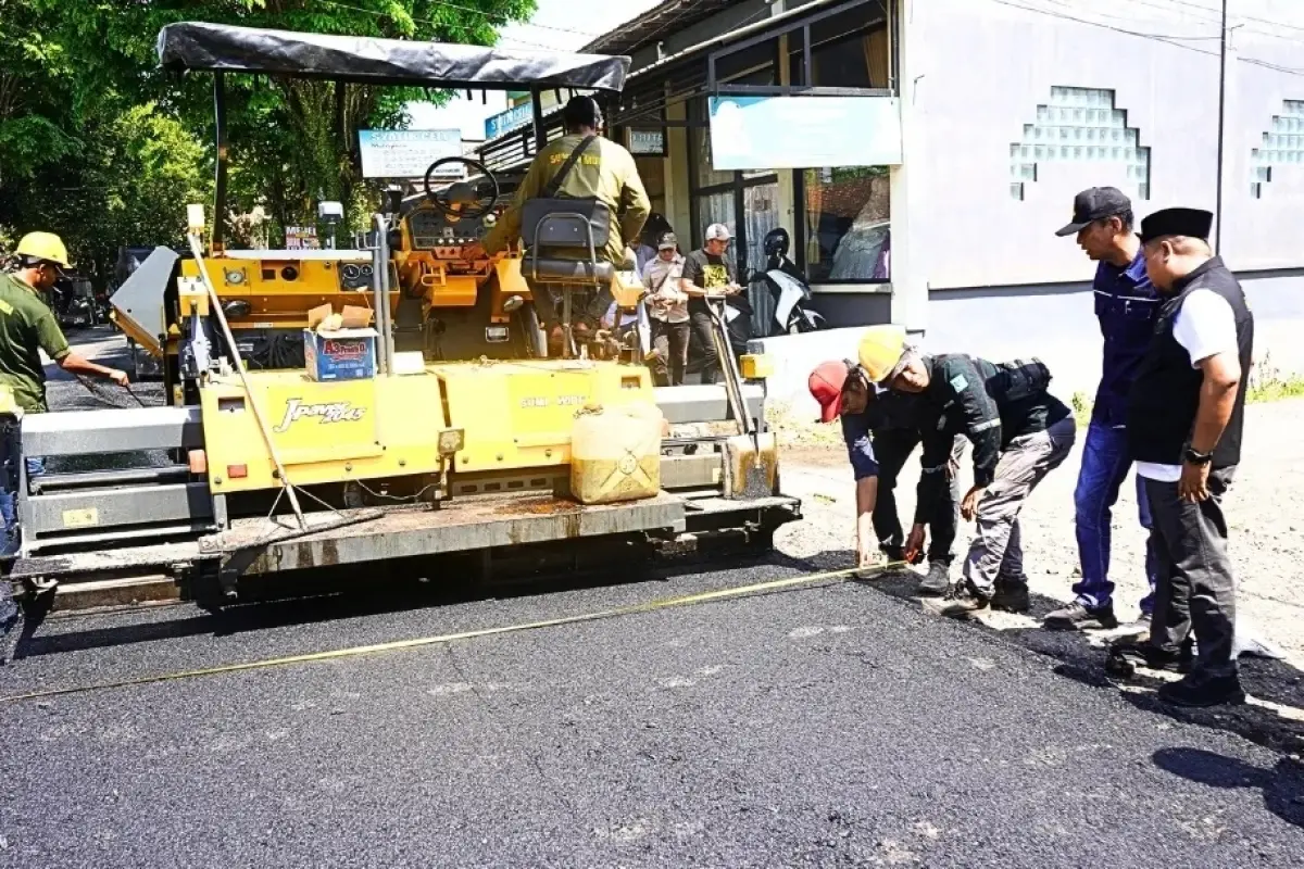 Trial Aspal di Grujugan, Pemkab Bondowoso Pastikan Jalan Dibangun Sesuai Standar