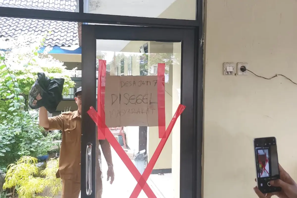 Warga Desa Jatitujuh Majalengka Segel Kantor Desa, Soroti Anggaran dan Pengelolaan Pasar