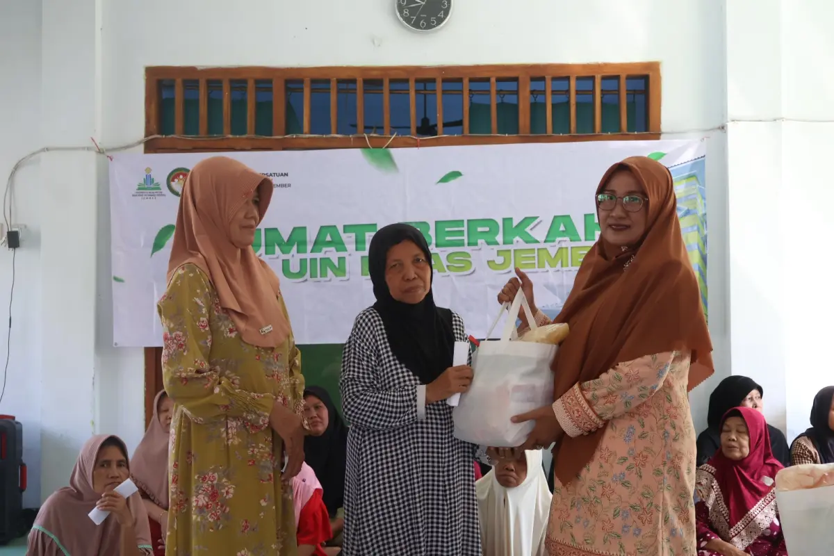 Jelang Idul Adha, DWP UIN KHAS Jember Tebar Kepedulian untuk Warga Sekitar Kampus