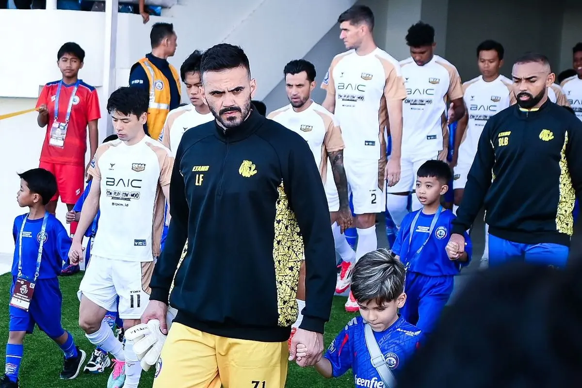 Kiper Arema FC asal Brazil 5
