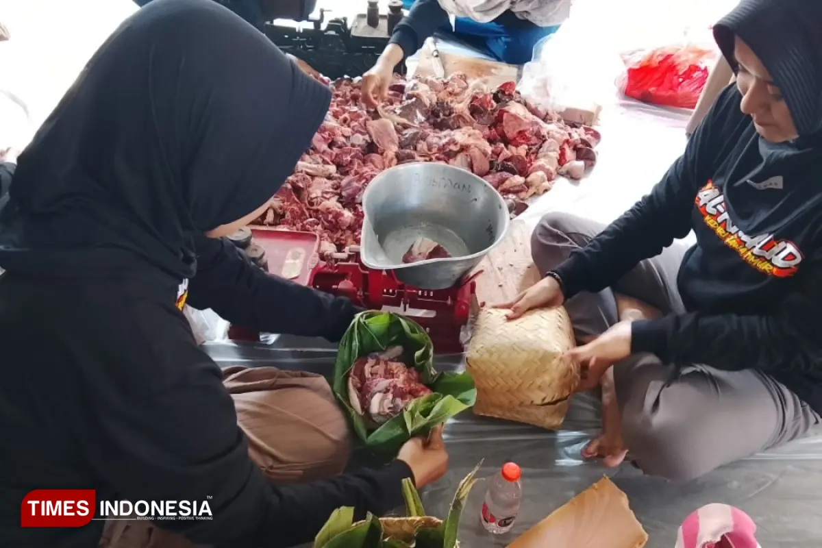 Masjid di Kota Kediri Kemas Daging Kurban dalam Besek dan Daun Jati