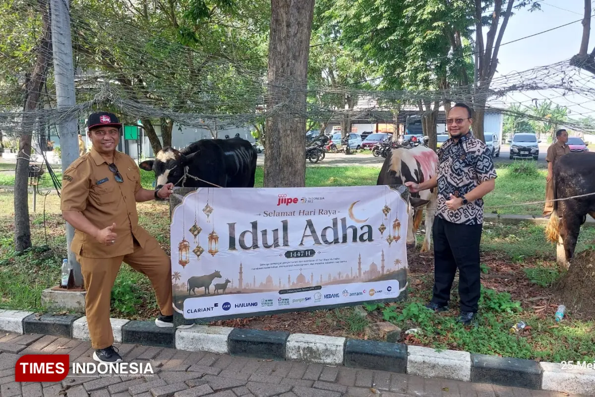 Momen Idul Adha, Warga Sekitar Kawasan Industri JIIPE Gresik Terima Hewan Kurban