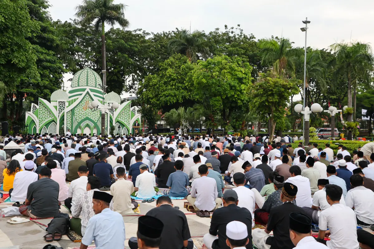 Melihat Antusiasme Warga Surabaya Ikuti Salat Iduladha di Balai Kota Meski Diwarnai Rintik Hujan