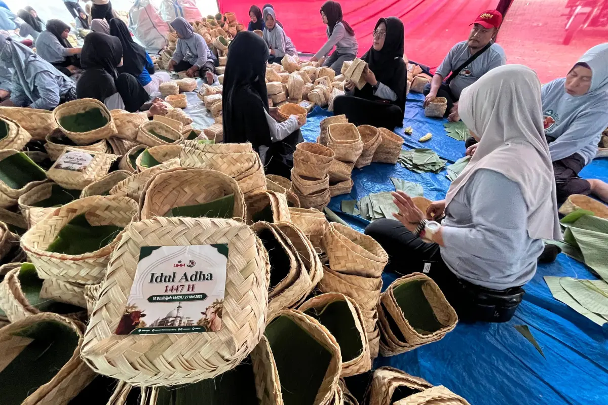 Konsisten Tinggalkan Plastik, UMM Malang Bagikan Daging Kurban Menggunakan Besek