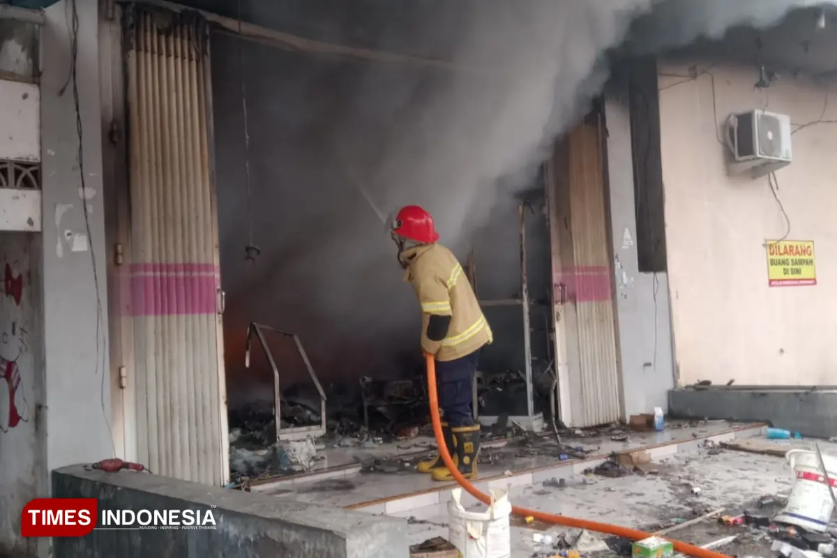 Diduga Korsleting Listrik, Ruko Elektronik di Banyuwangi Terbakar hingga Rugi Rp850 Juta