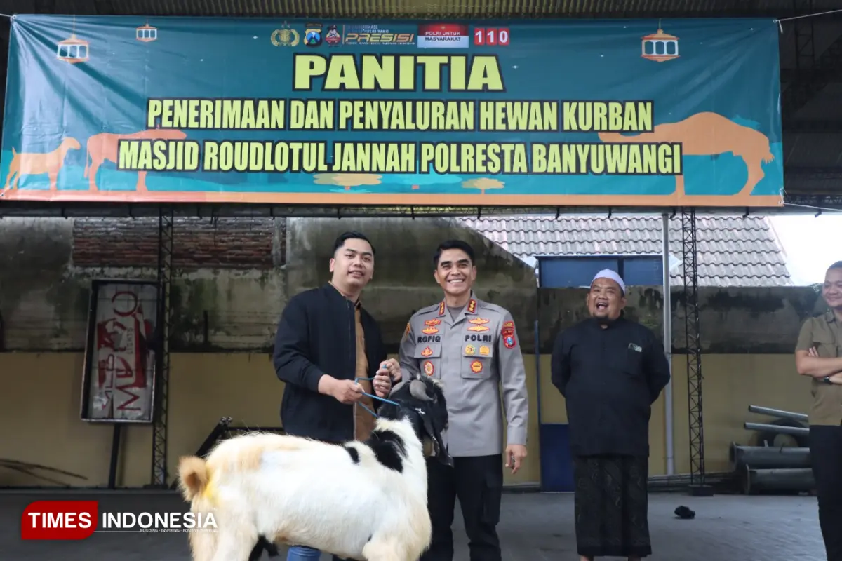 Penyaluran hewan kurban kepada warga
