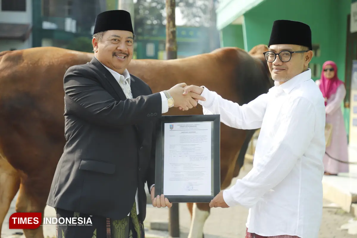 Bupati Jombang Serahkan Sapi Kurban Presiden Prabowo, Bobot Hampir 1 Ton dan Disembelih di Denanyar