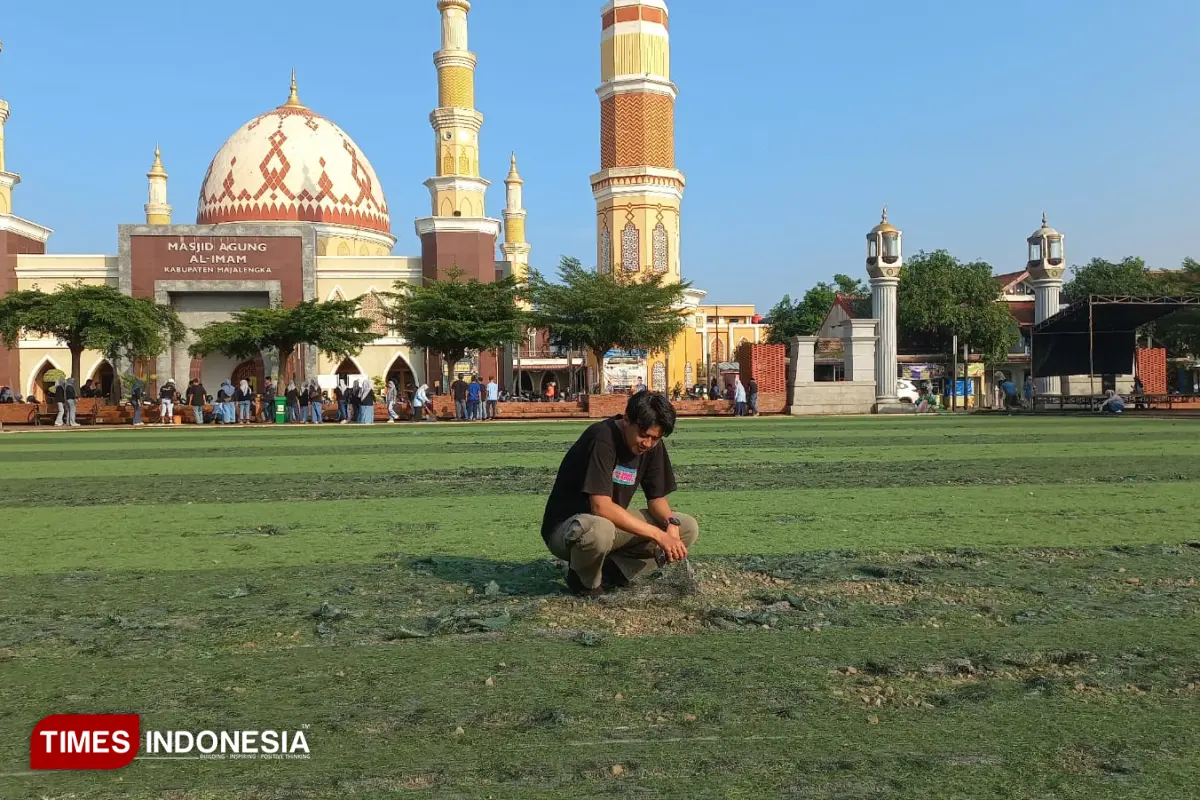 Bupati Majalengka Soroti Kerusakan Rumput Sintetis Alun-Alun, Perbaikan Segera Dilakukan