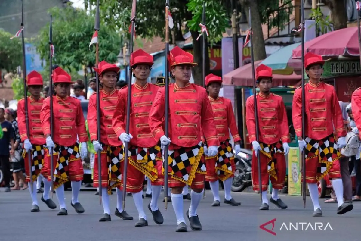 Ribuan Warga dan Wisatawan Padati Kirab Adat Budaya Nusantara di Borobudur Festival 2026