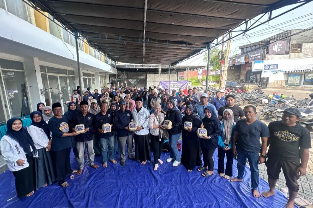 NasDem Sidoarjo Bagikan Paket Daging Kurban Untuk Warga dan Kader