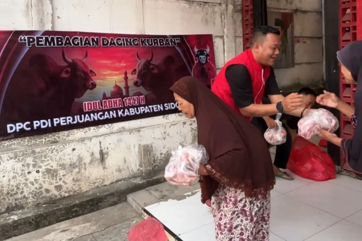 Semangat Gotong Royong Idul Adha, PDIP Sidoarjo Bagikan Daging Kurban untuk Warga dan Santri
