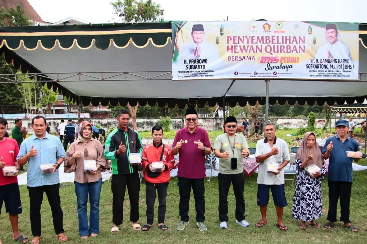 BHS Peduli Tebar 1.700 Paket Daging Kurban di Surabaya