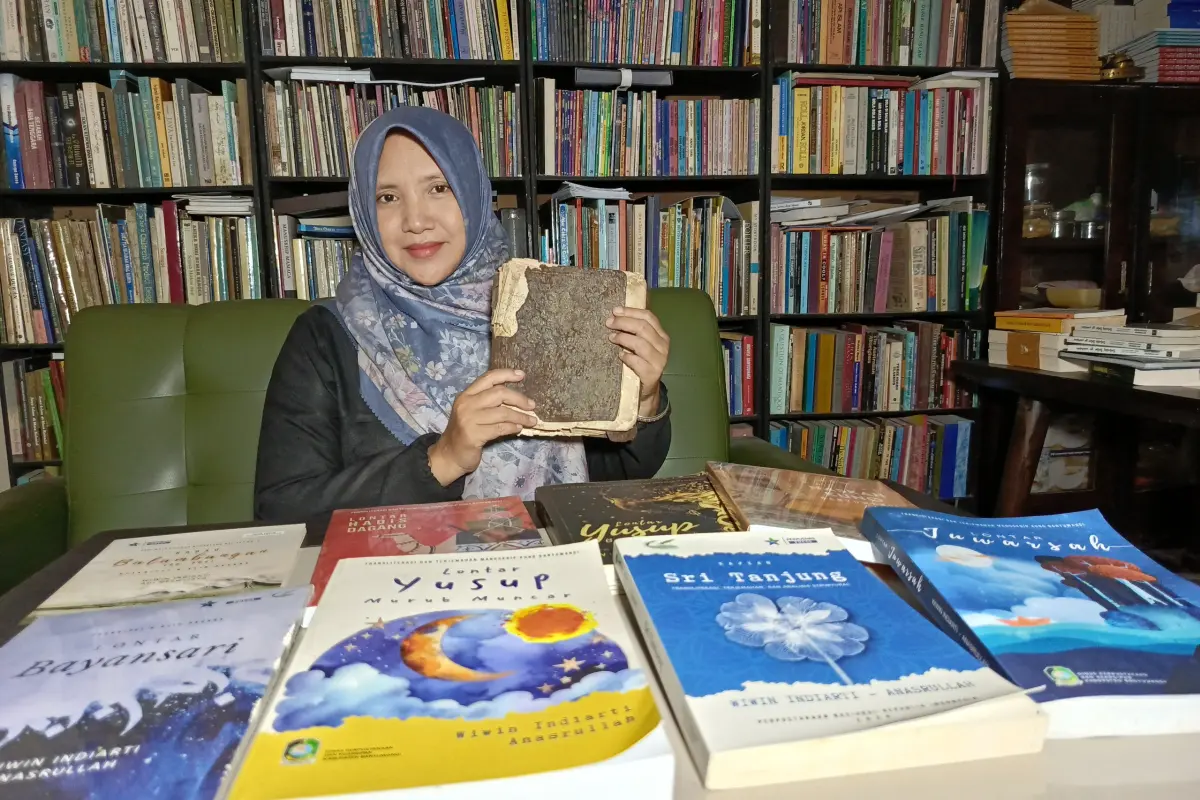Wiwin Indiarti Raih Penghargaan Nasional Berkat Pelestarian Manuskrip Kuno Banyuwangi