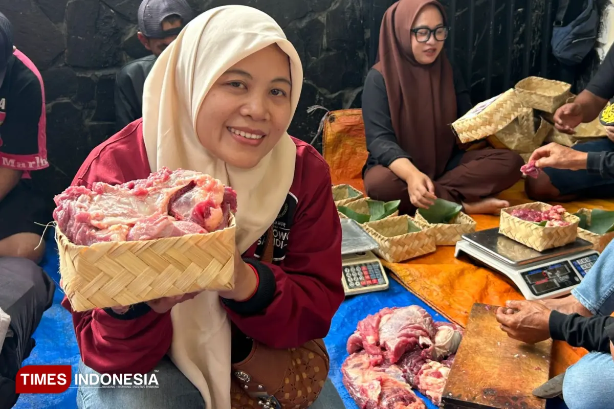 Minimalisasi Sampah Plastik, Gerindra Kota Batu Bagikan Daging Kurban Pakai Besek