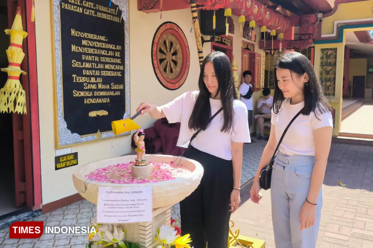 Waisak di Kota Probolinggo: Memandikan Rupang Budha Bukan Sekadar Ritual, Jadi Momen Membasuh Hati