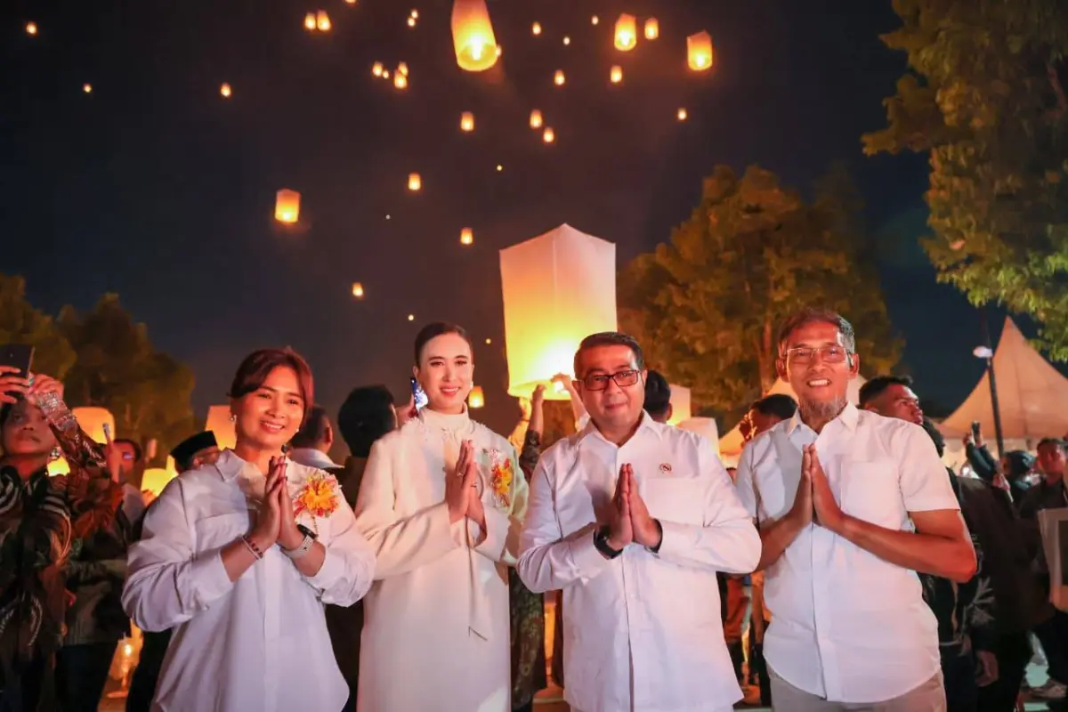 2.570 Lentera Perdamaian Terangi Langit Borobudur, Wapres Gibran Hadiri Puncak Waisak 2570