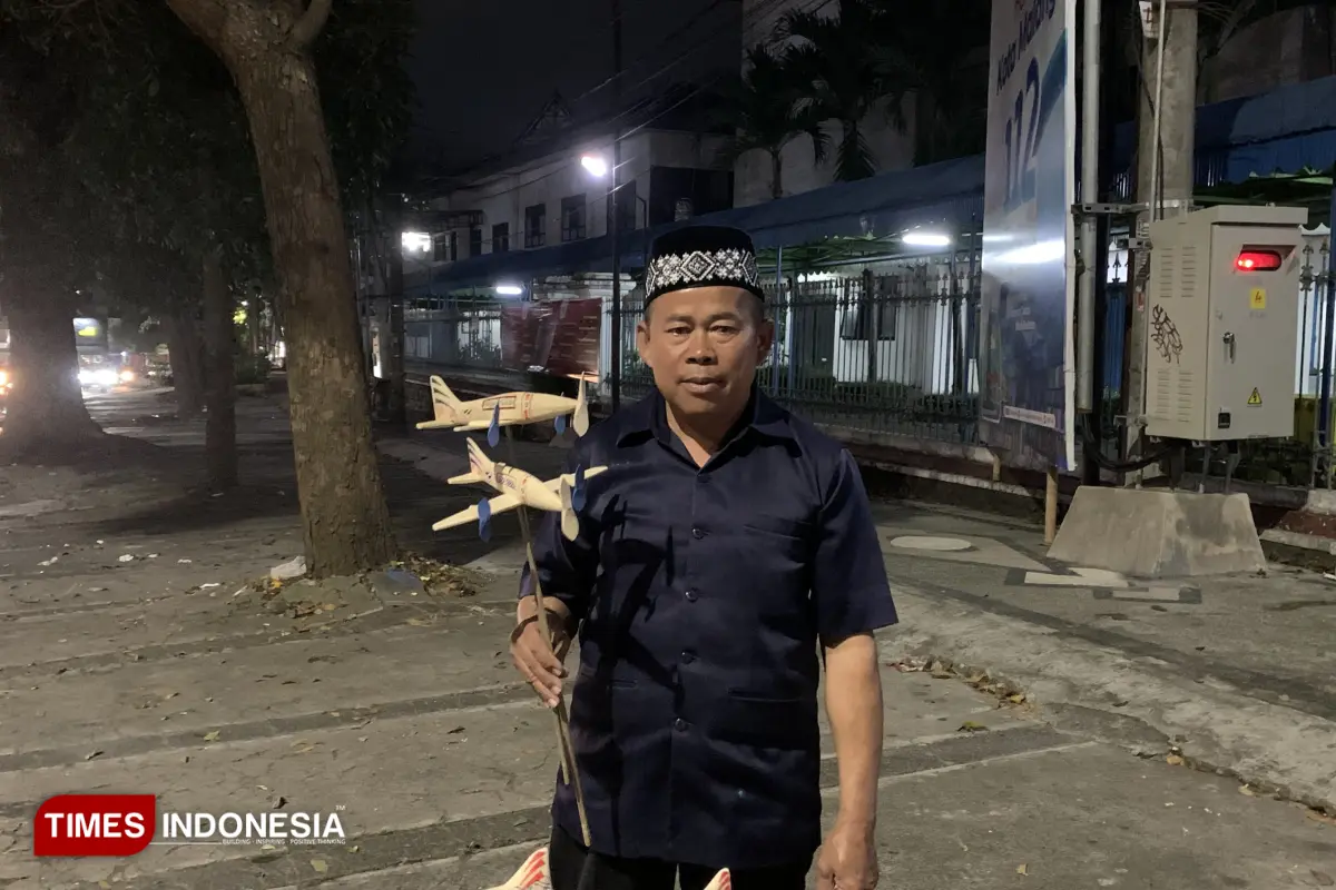 46 Tahun Menjaga Warisan Mainan Tradisional, Toha Setia Jual Pesawat Kayu di Sudut Kota Malang