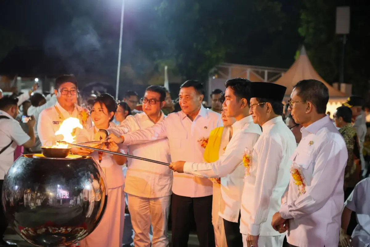 prosesi pelepasan lentera perdamaian