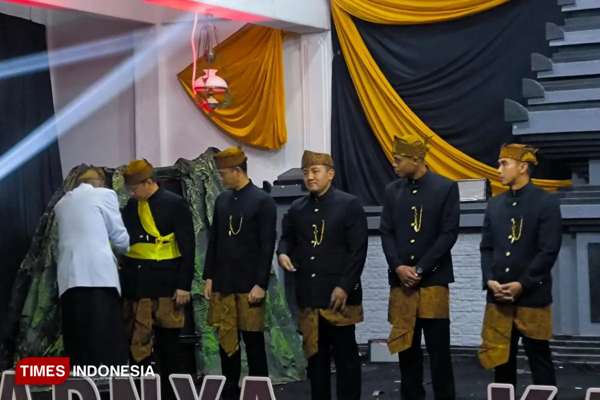Selendang Kuning Tanda 10 Pejabat Probolinggo Dikukuhkan Jadi Tokoh Kehormatan Warga Tengger