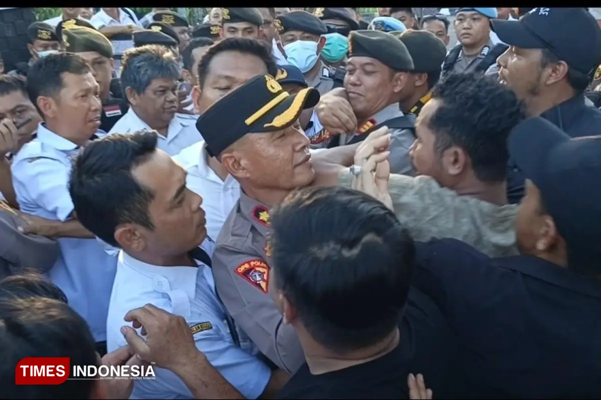 Penandatanganan Tuntutan Batal, Massa Demo dan Pejabat PUPR Kalteng Bersitegang