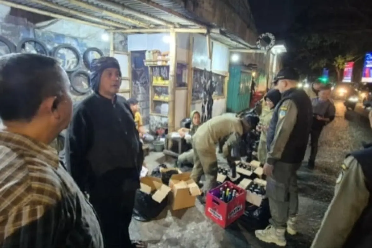 Dari Karaoke hingga Gang Kota, Diky Candra Turun Menyusuri Jejak Miras di Tasikmalaya