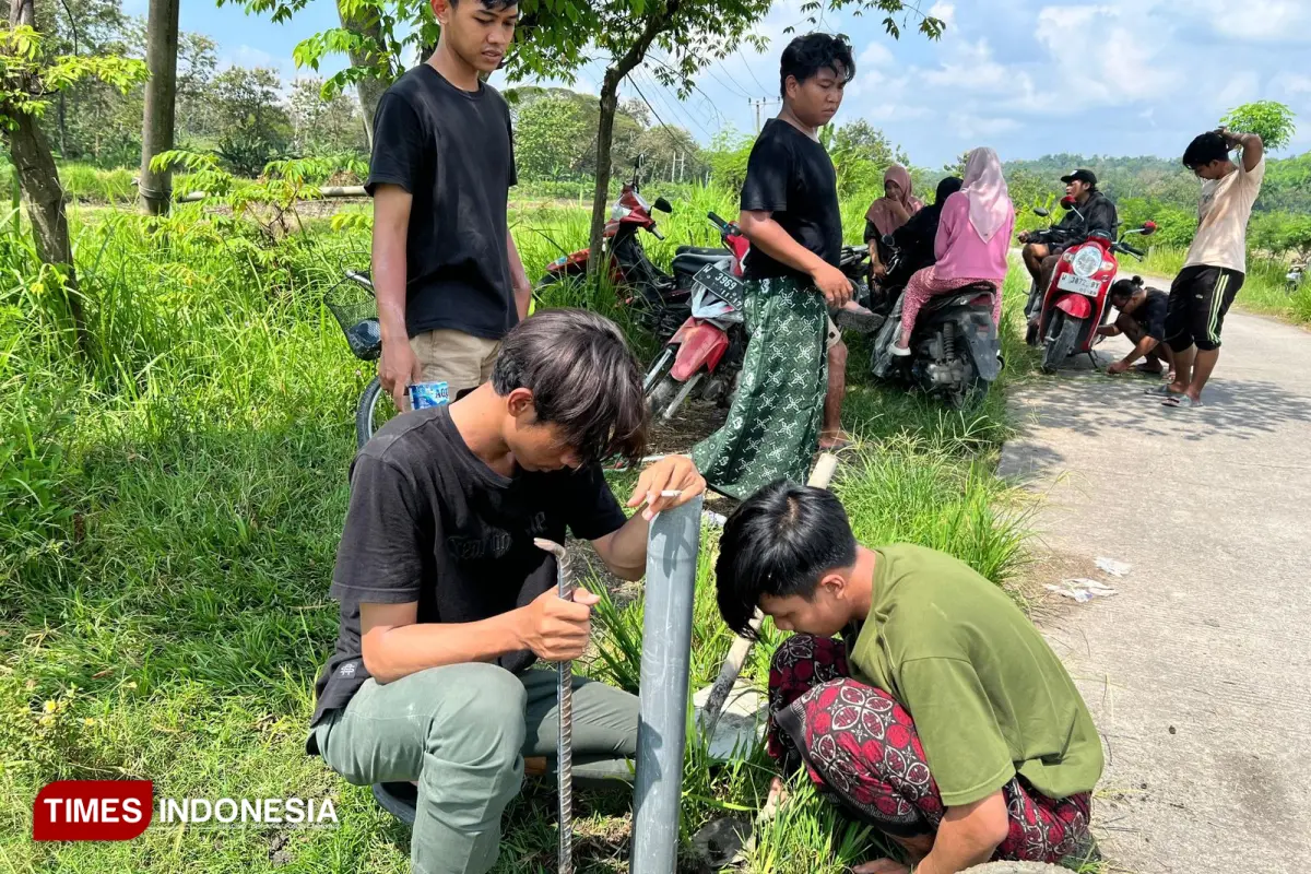 Mahasiswa UNHASY Tebuireng Pasang 40 Reflektor di Jalur Rawan Kecelakaan Jiporapah Jombang