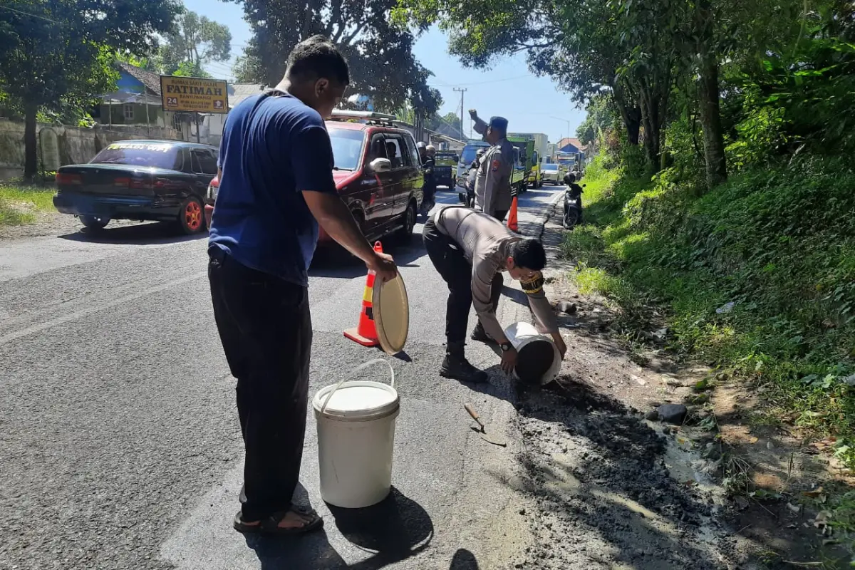 Bikin Terperosok, Lubang di Jalan Nasional Banyuwangi Ini Akhirnya Ditambal