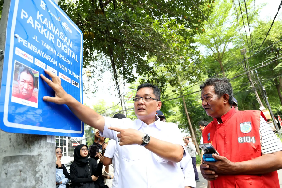 Cegah Jukir Liar, Pemkot Surabaya Pasang Foto Petugas Resmi di Rambu Parkir Digital