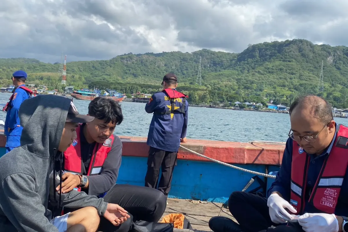 ABK dan Warga Pesisir Selat Bali Dapat Layanan Kesehatan Gratis dari Satpolairud Polresta Banyuwangi