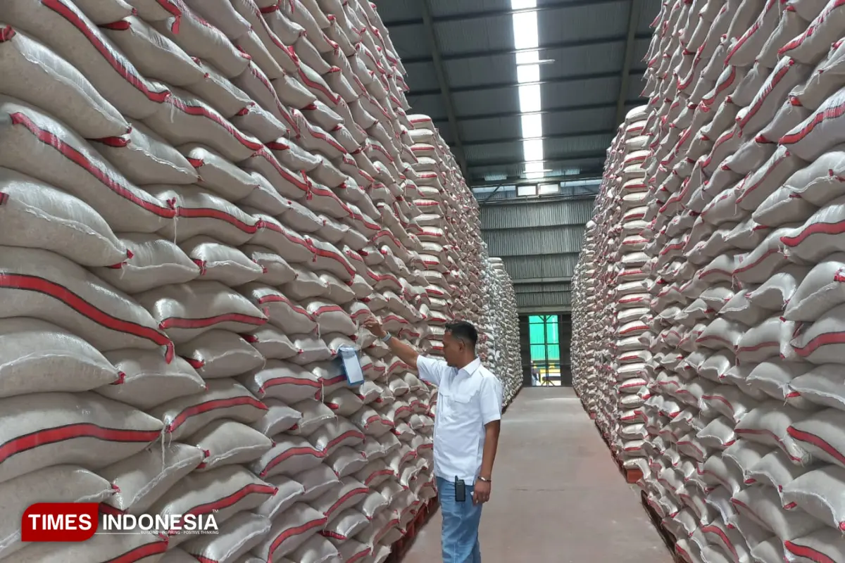 Saat Gudang Bulog Tak Lagi Cukup, Stok Beras di Majalengka Melimpah Hingga 15.800 Ton