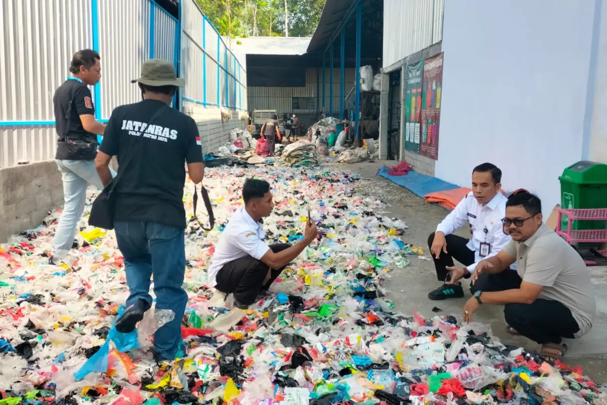 Warga Kencong Jember Ubah Limbah Plastik Bekas jadi Bahan Bakar Setara Solar