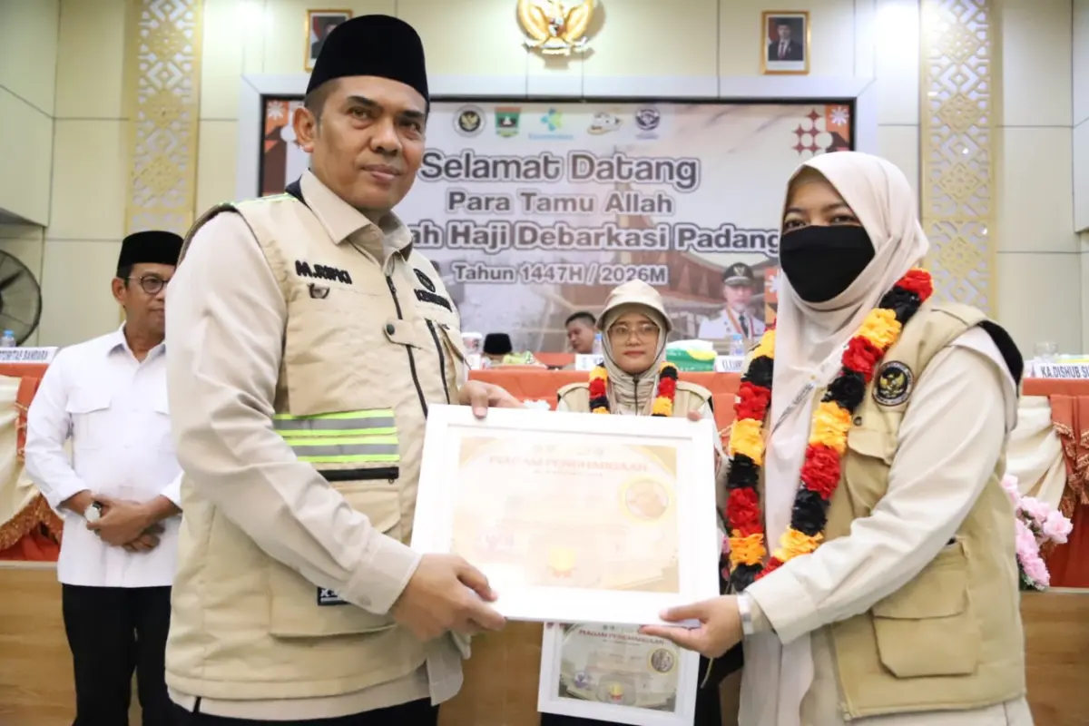 Jemaah Haji Akui Layanan Meningkat, Petugas Kloter Debarkasi Padang Diganjar Penghargaan