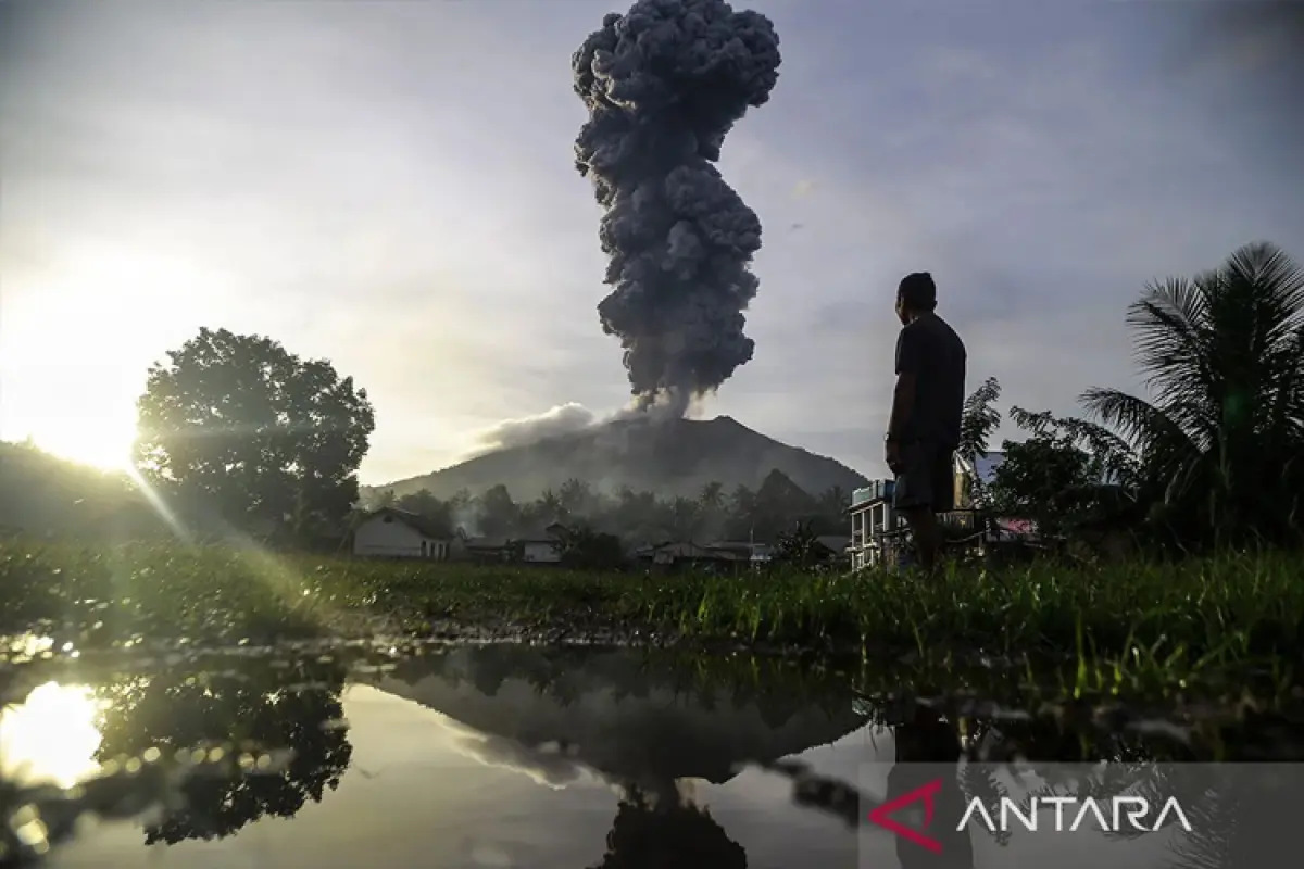 Gunung Lewotobi Laki-Laki Semburkan Abu Vulkanik Setinggi 1,5 Kilometer