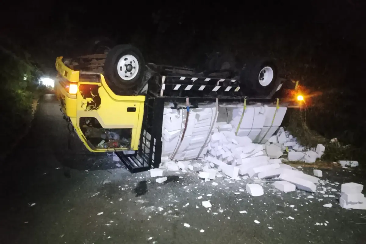 Tak Kuat Menanjak, Truk Bermuatan Bata Laka Lantas Tunggal di Sentong Lawang Malang