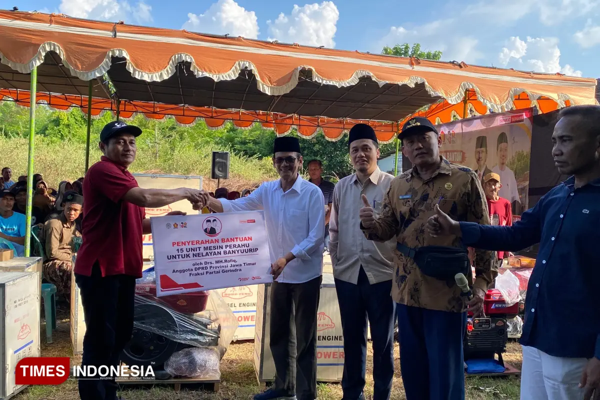 Salurkan 15 Mesin Perahu unruk Nelayan Gresik, Dewan MH Rofiq: Bentuk Perhatian