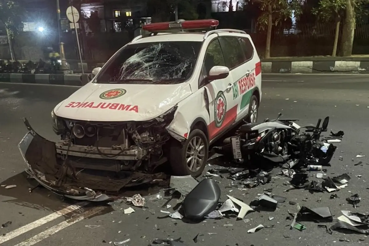 Ambulans Bawa Pasien Ditabrak Motor di Depan RSSA Malang