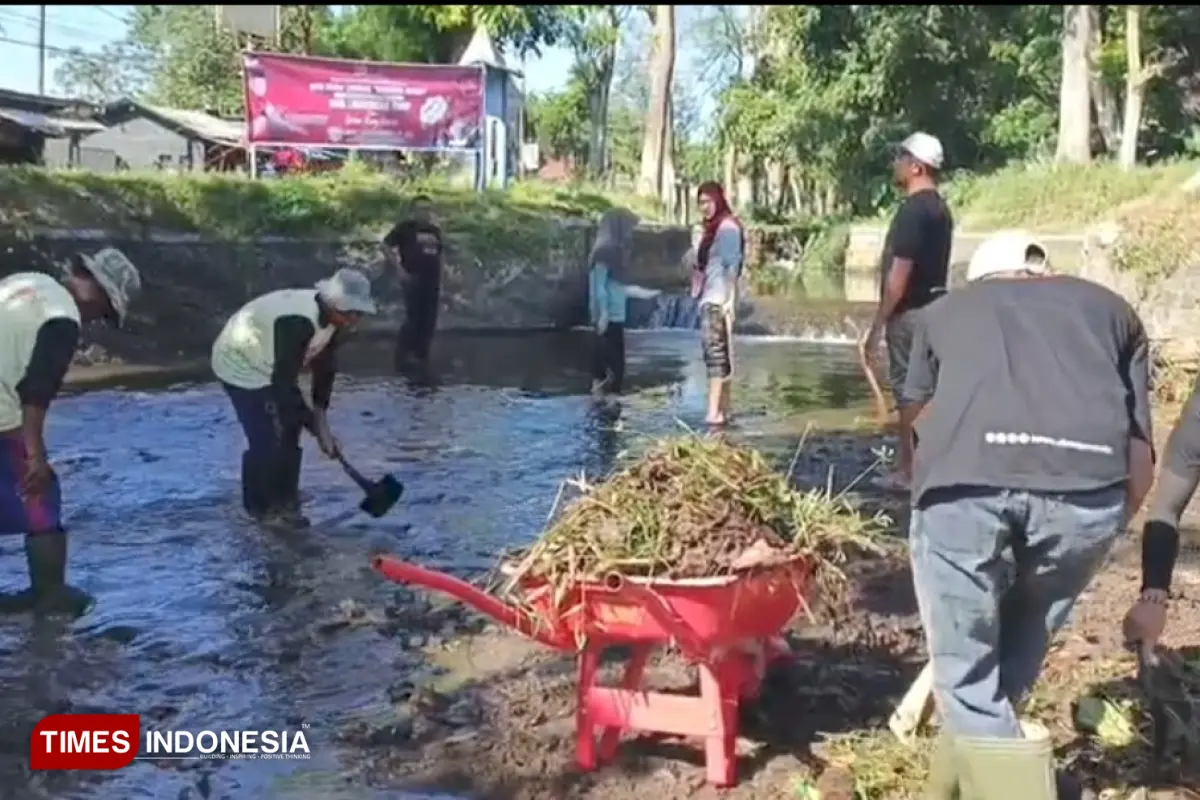 Peringati Bulan Bung Karno, Warga Bondowoso Bersihkan Sungai yang Sering Banjir